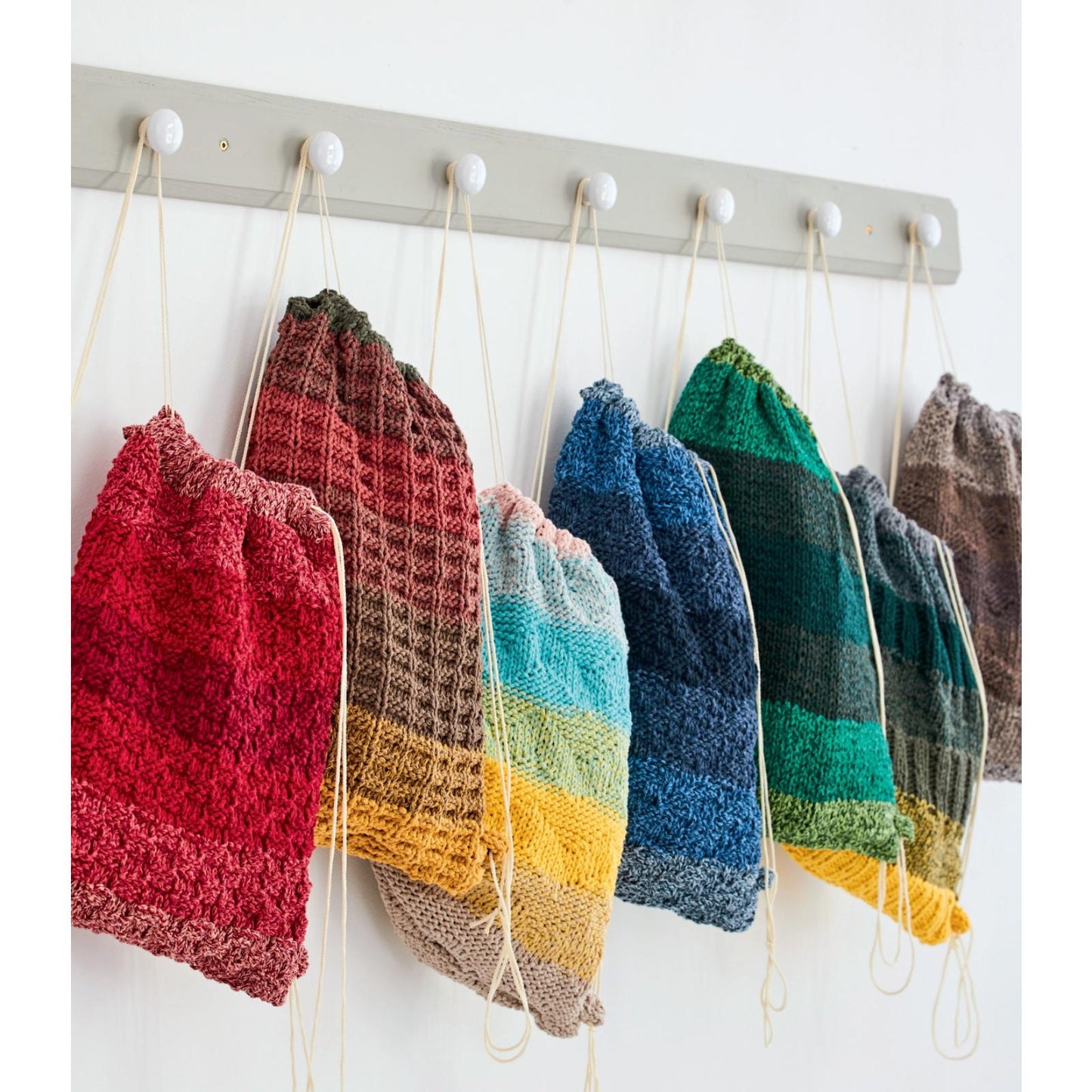 Anleitung (de) von © Woolly Hugs - Gehäkelte Rucksackbeutel - Maschenwelt 01/21