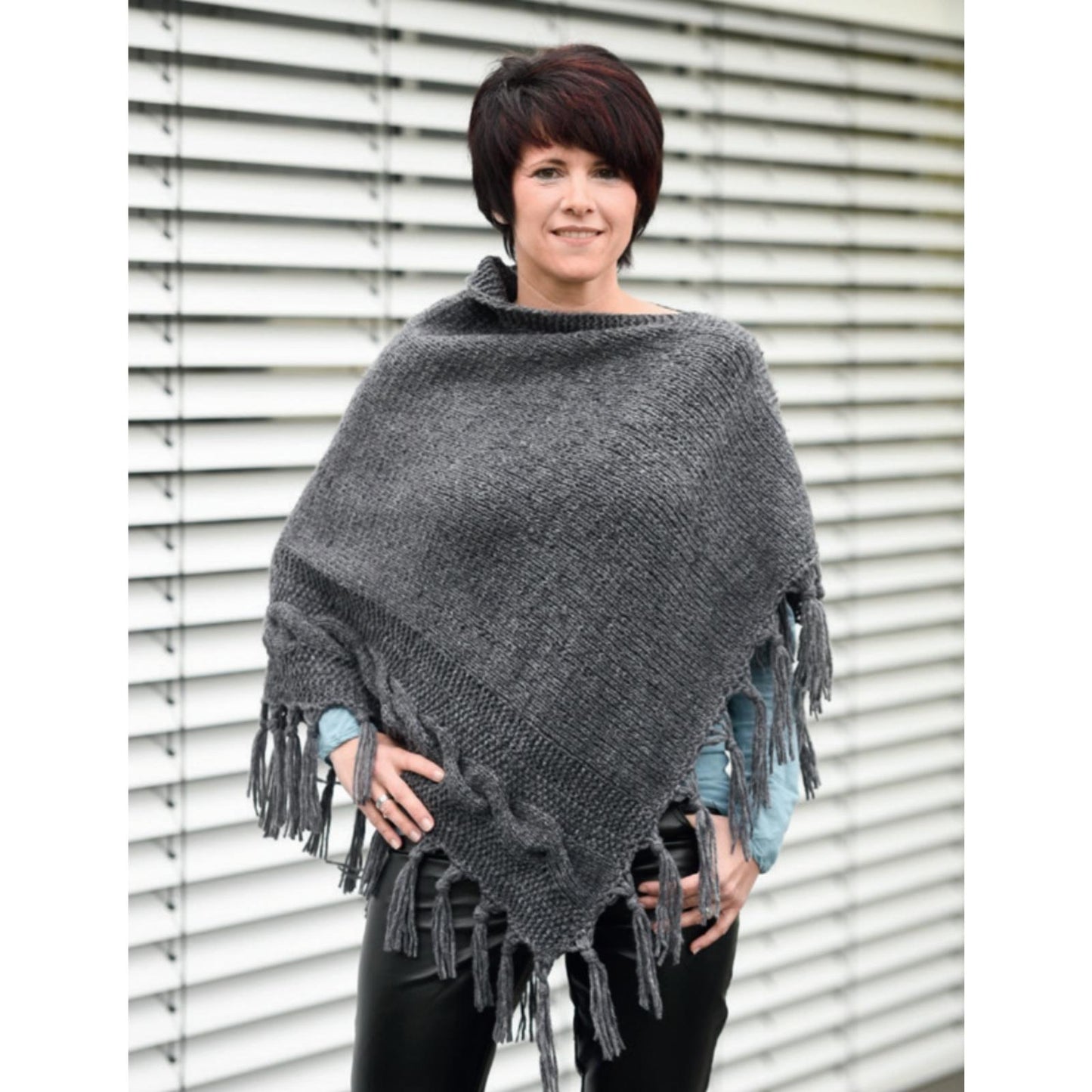 Anleitung (de) von © Woolly Hugs - Poncho mit Zopfstreifen - 272100-A11