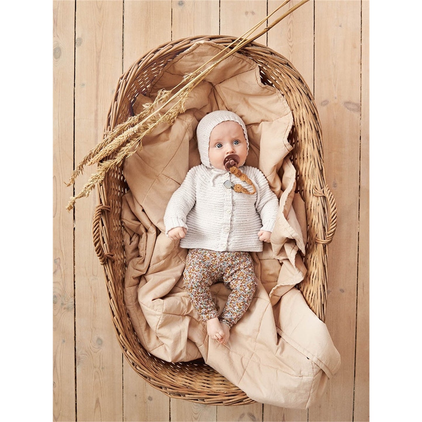 Anleitung (de, en) von © Sandnes - Billie-Jacke, Onesie und Mütze 2014 Weicher Start / Nr. 15