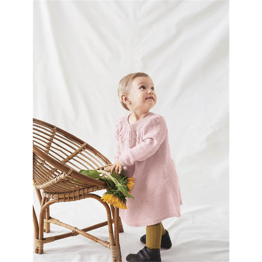 Anleitung (de, en) von © Sandnes - Glockenblumen-Kleid 1915 Babywolle 0-4 Jahre / Nr. 12a