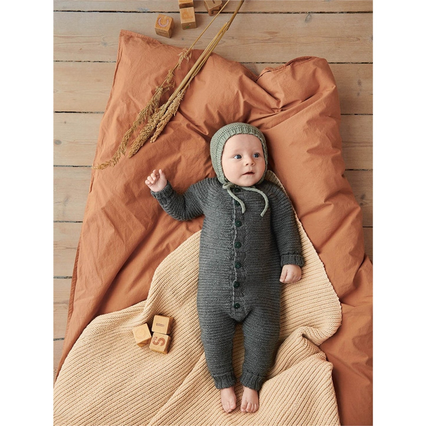 Anleitung (de, en) von © Sandnes - Billie-Jacke, Onesie und Mütze 2014 Weicher Start / Nr. 15