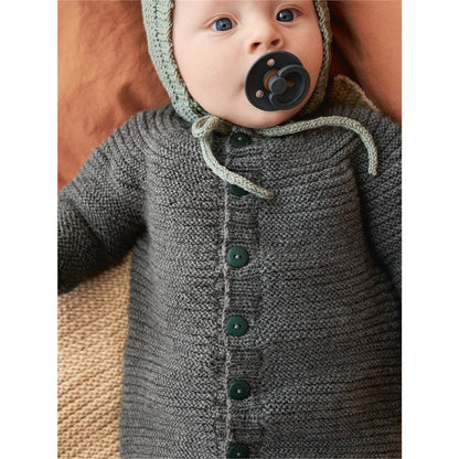 Anleitung (de, en) von © Sandnes - Billie-Jacke, Onesie und Mütze 2014 Weicher Start / Nr. 15