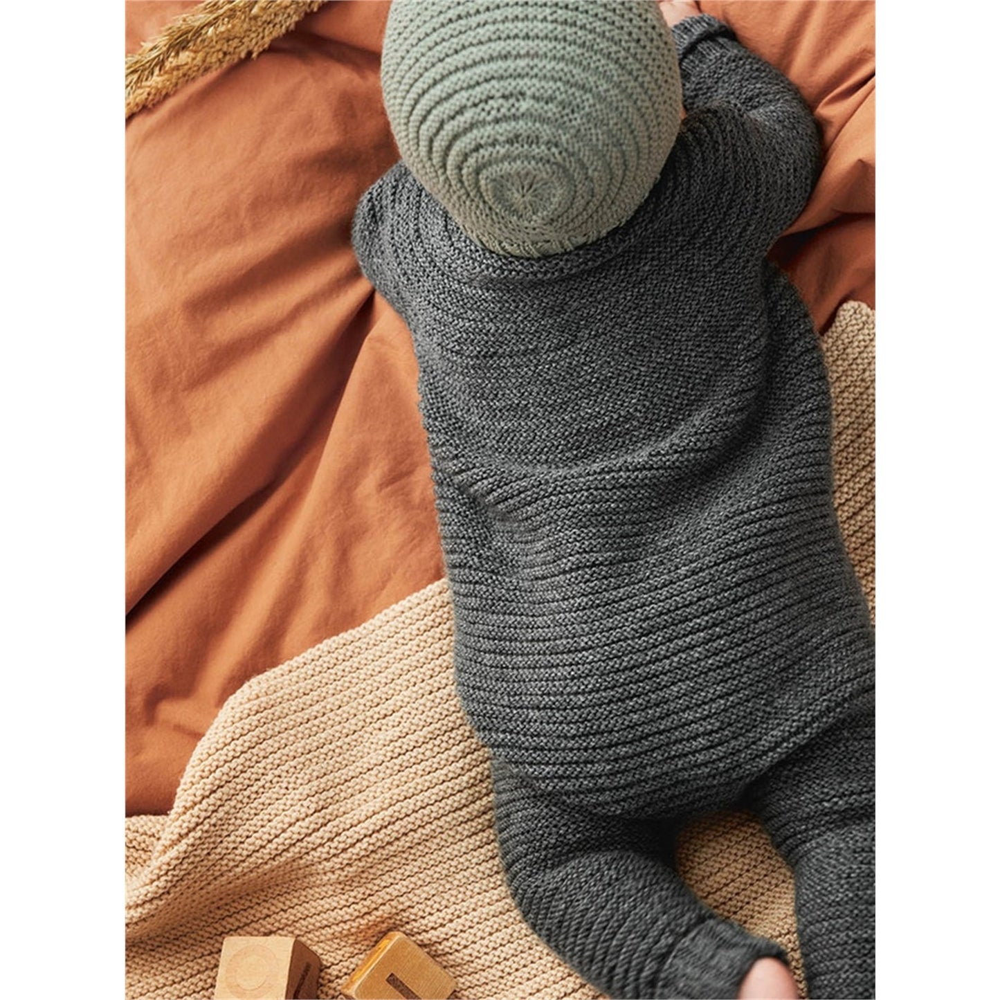 Anleitung (de, en) von © Sandnes - Billie-Jacke, Onesie und Mütze 2014 Weicher Start / Nr. 15