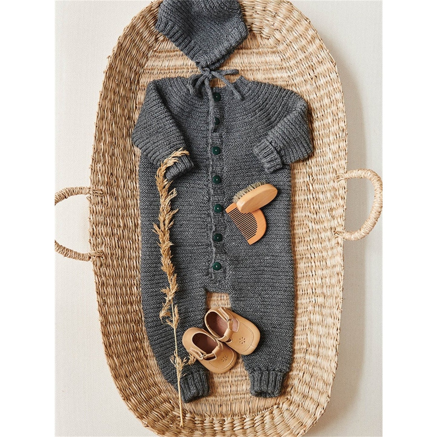 Anleitung (de, en) von © Sandnes - Billie-Jacke, Onesie und Mütze 2014 Weicher Start / Nr. 15