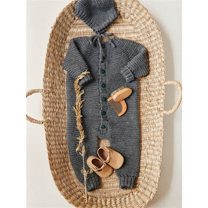 Anleitung (de, en) von © Sandnes - Billie-Jacke, Onesie und Mütze 2014 Weicher Start / Nr. 15