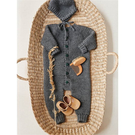 Anleitung (de, en) von © Sandnes - Billie-Jacke, Onesie und Mütze 2014 Weicher Start / Nr. 15