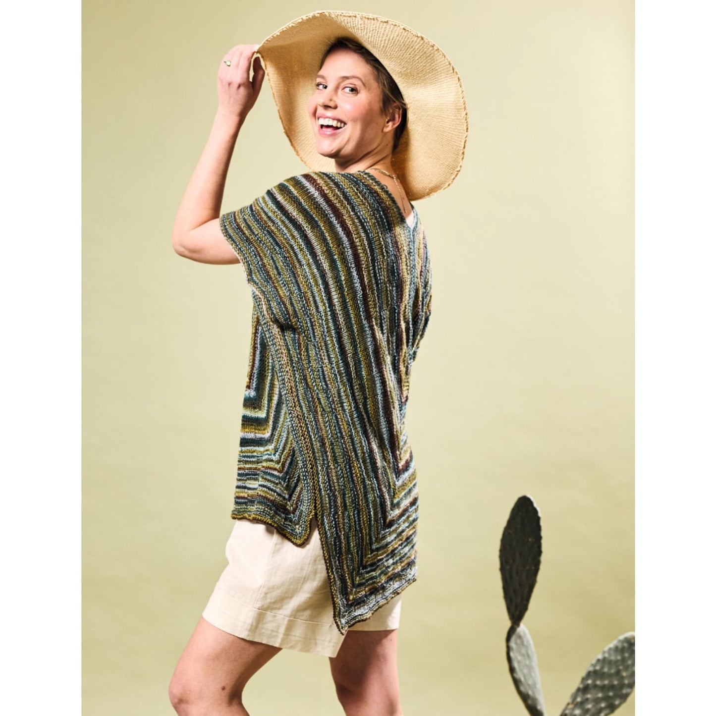 Anleitung (de) von © Woolly Hugs  - Raglan-Poncho Charis - Maschenwelt 03/25