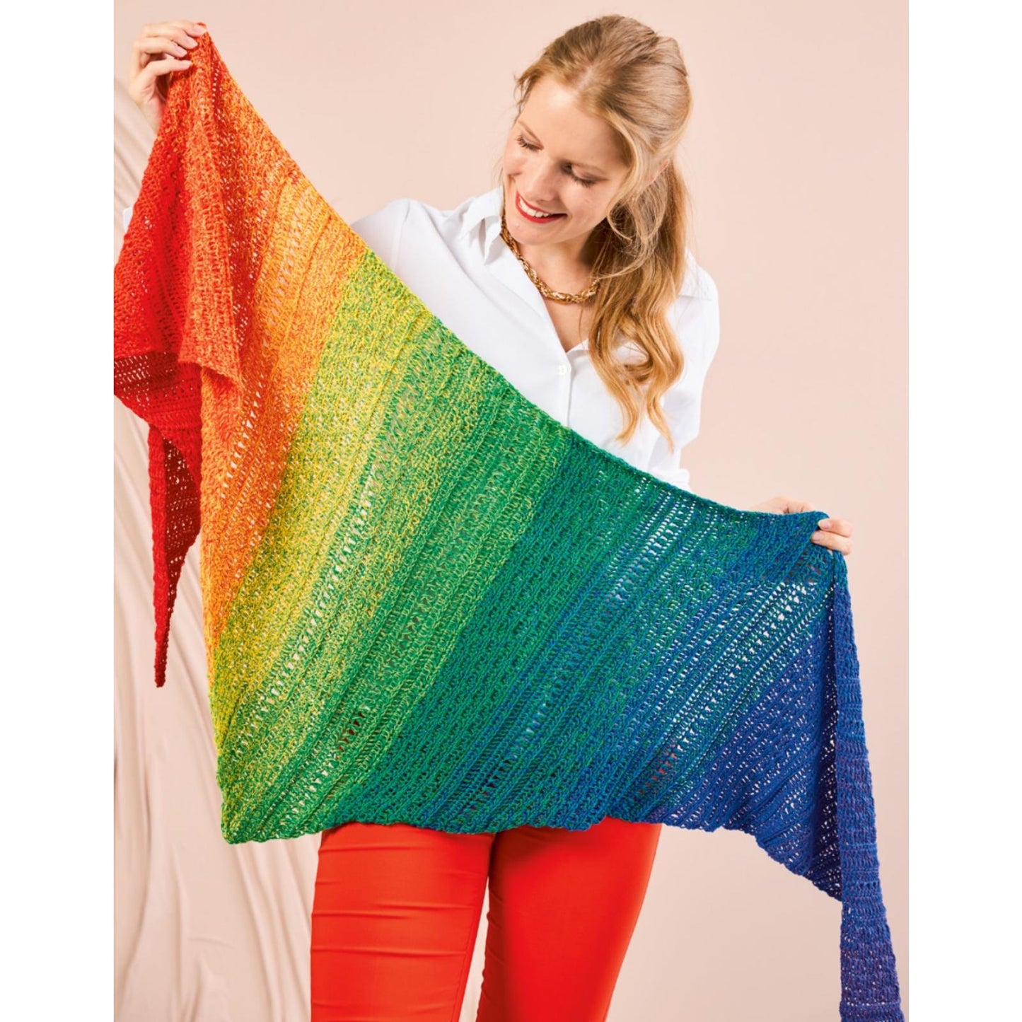 Anleitung (de) von © Woolly Hugs  - Quer gehäkeltes Tuch Mixery - Maschenwelt 05/24