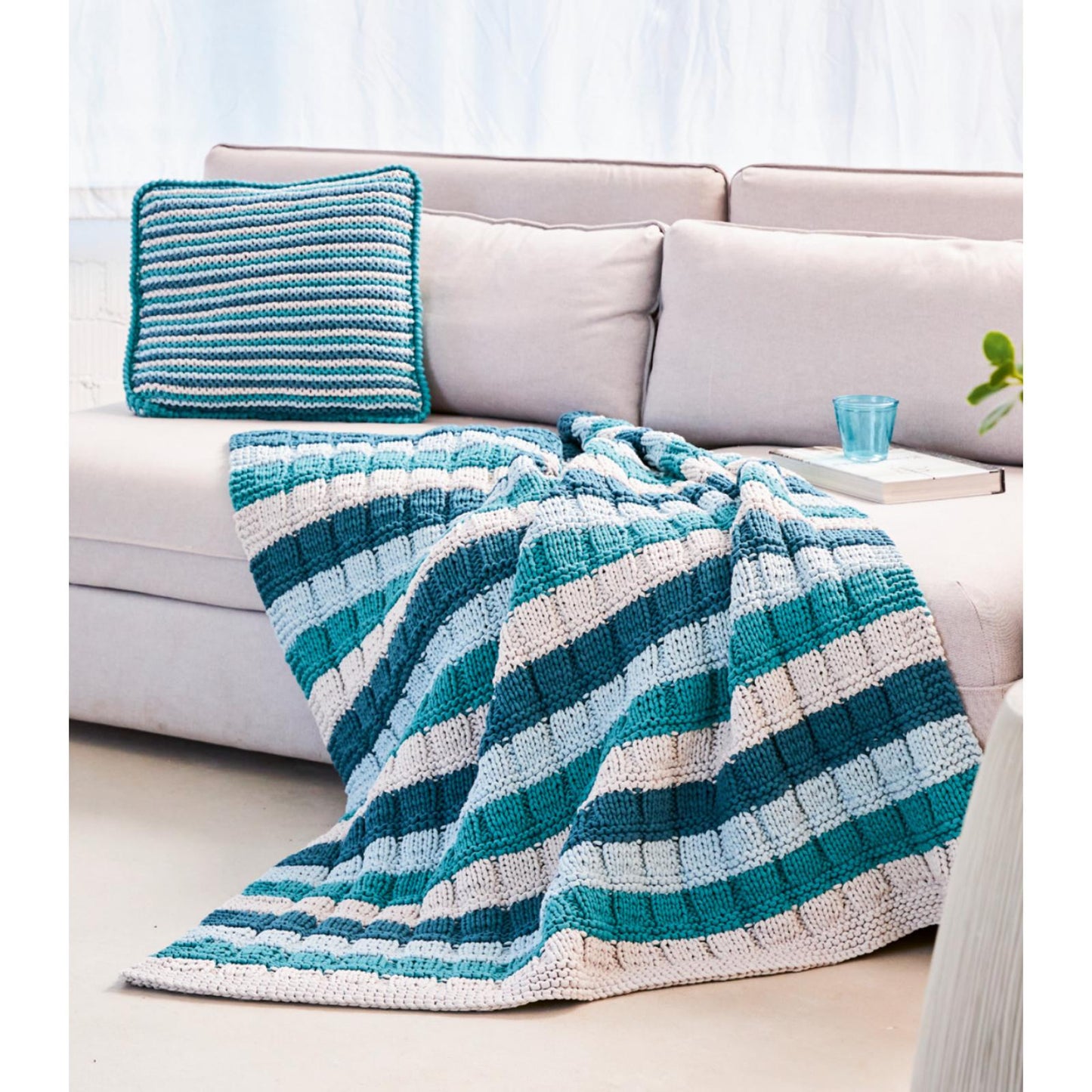 Anleitung (de) von © Woolly Hugs  - Strickdecke mit Kissen - Maschenwelt 05/21