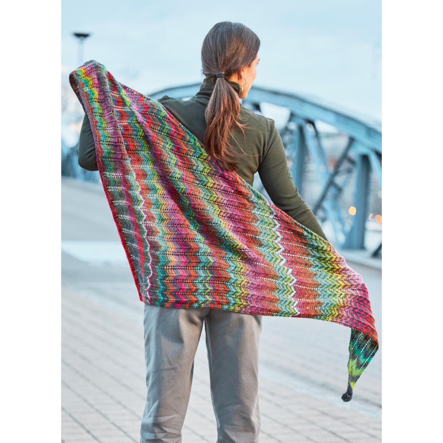Anleitung (de) von © Woolly Hugs  - Tuch asymmetrisch - Maschenwelt 05/23