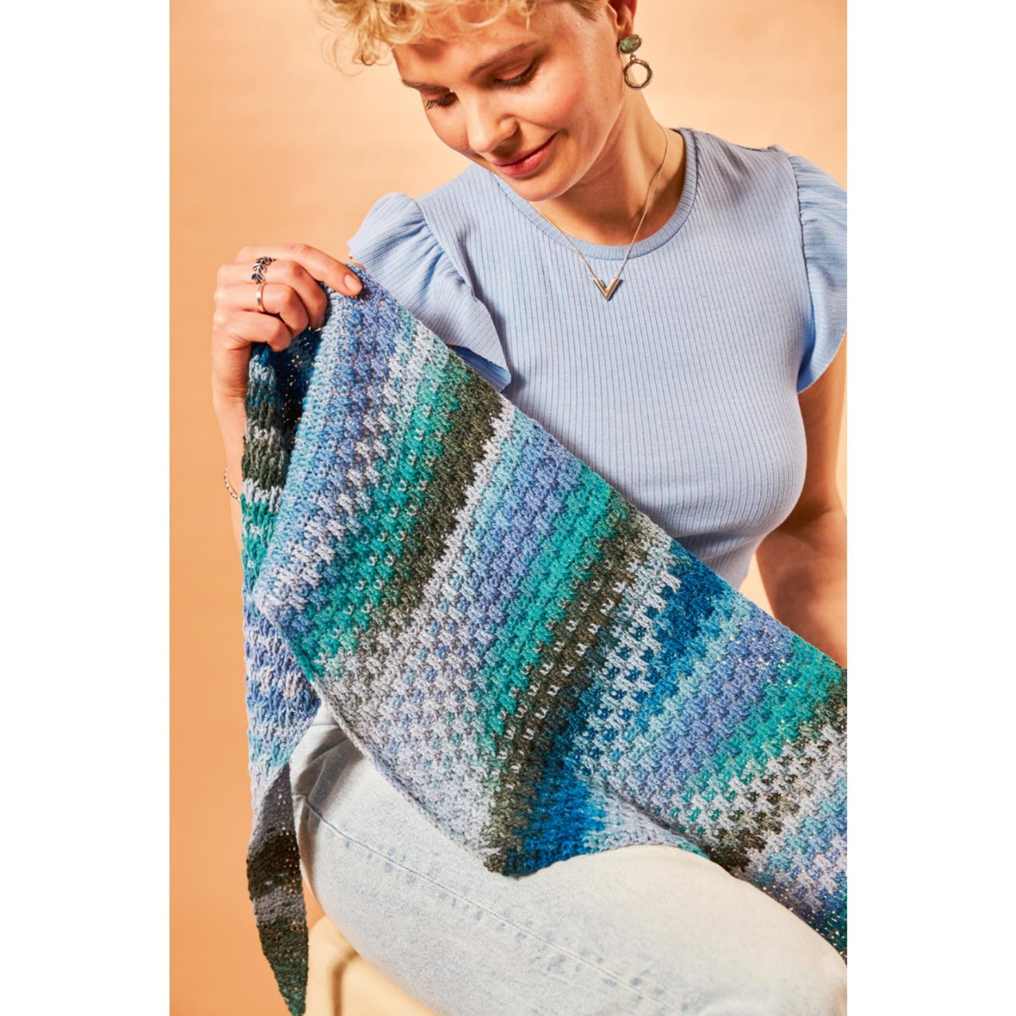 Anleitung (de) von © Woolly Hugs  - Flaches Tuch Intarsien - Maschenwelt 03/24