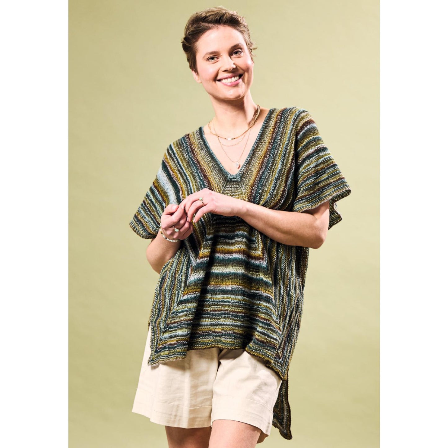 Anleitung (de) von © Woolly Hugs  - Raglan-Poncho Charis - Maschenwelt 03/25