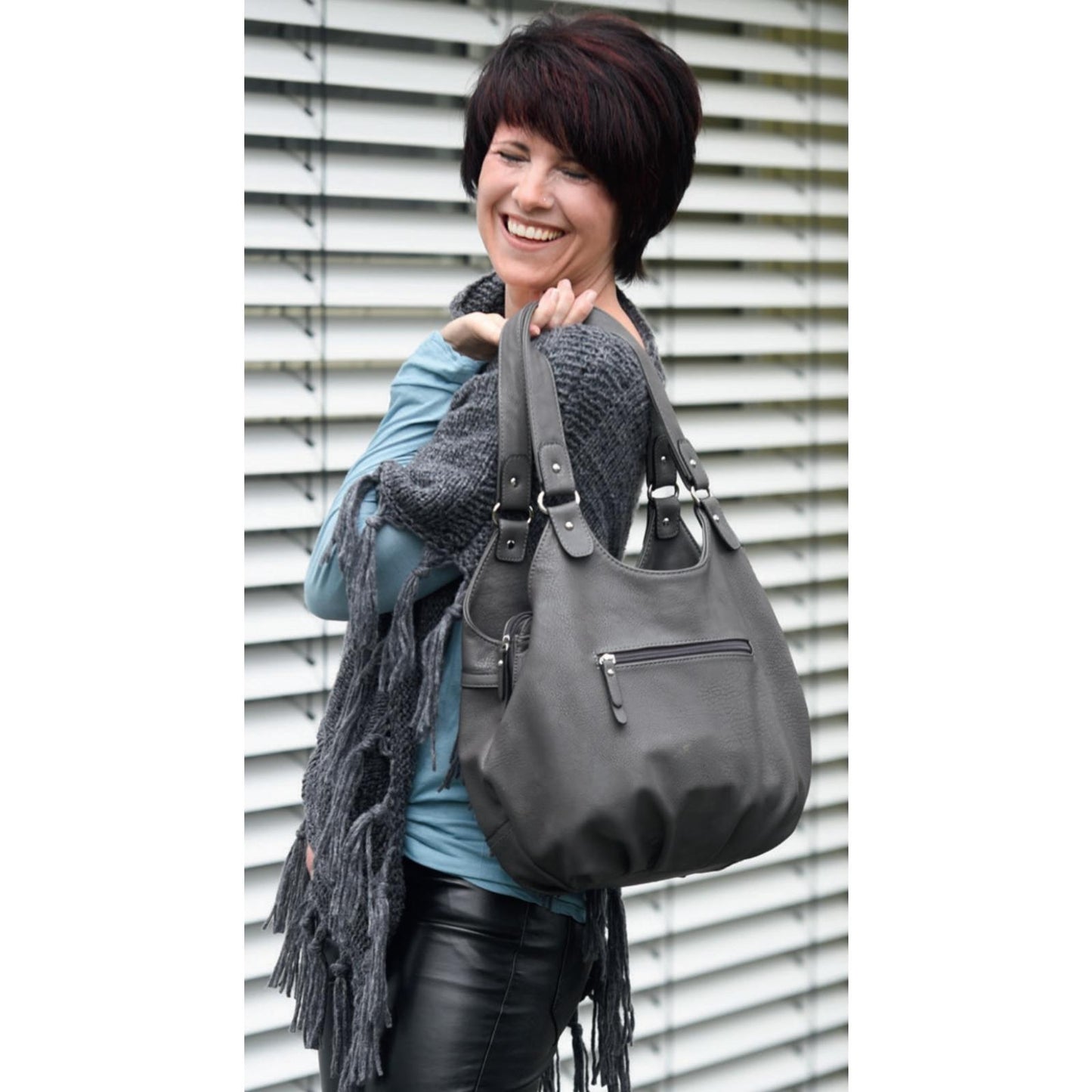 Anleitung (de) von © Woolly Hugs  - Poncho mit Zopfstreifen - 272100-A11