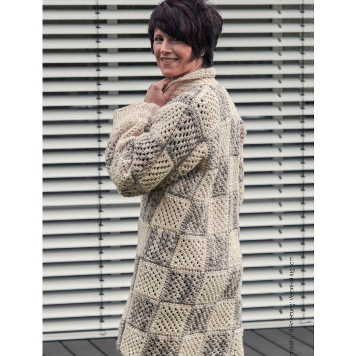 Anleitung (de) von © Woolly Hugs  - Longjacke im Patchlook - 72100-A13