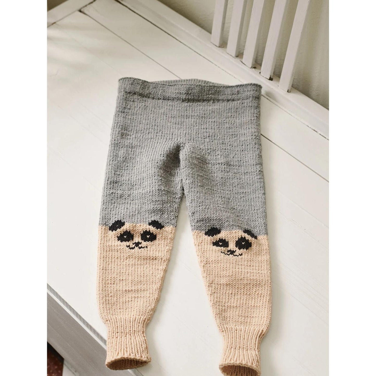 Anleitung (de, en) von © Sandnes - Pandahose 2103 Weicher Strick für Kinder / Nr. 9