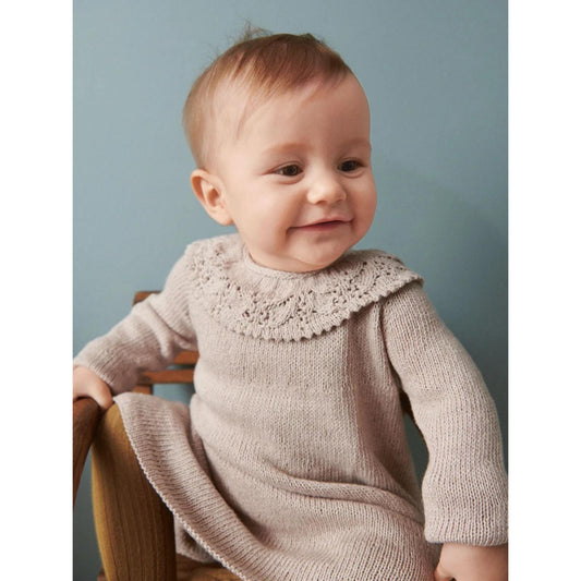 Anleitung (de, en) von © Sandnes - Augustine Kleid, Frühling/Sommer Baby 2304-07