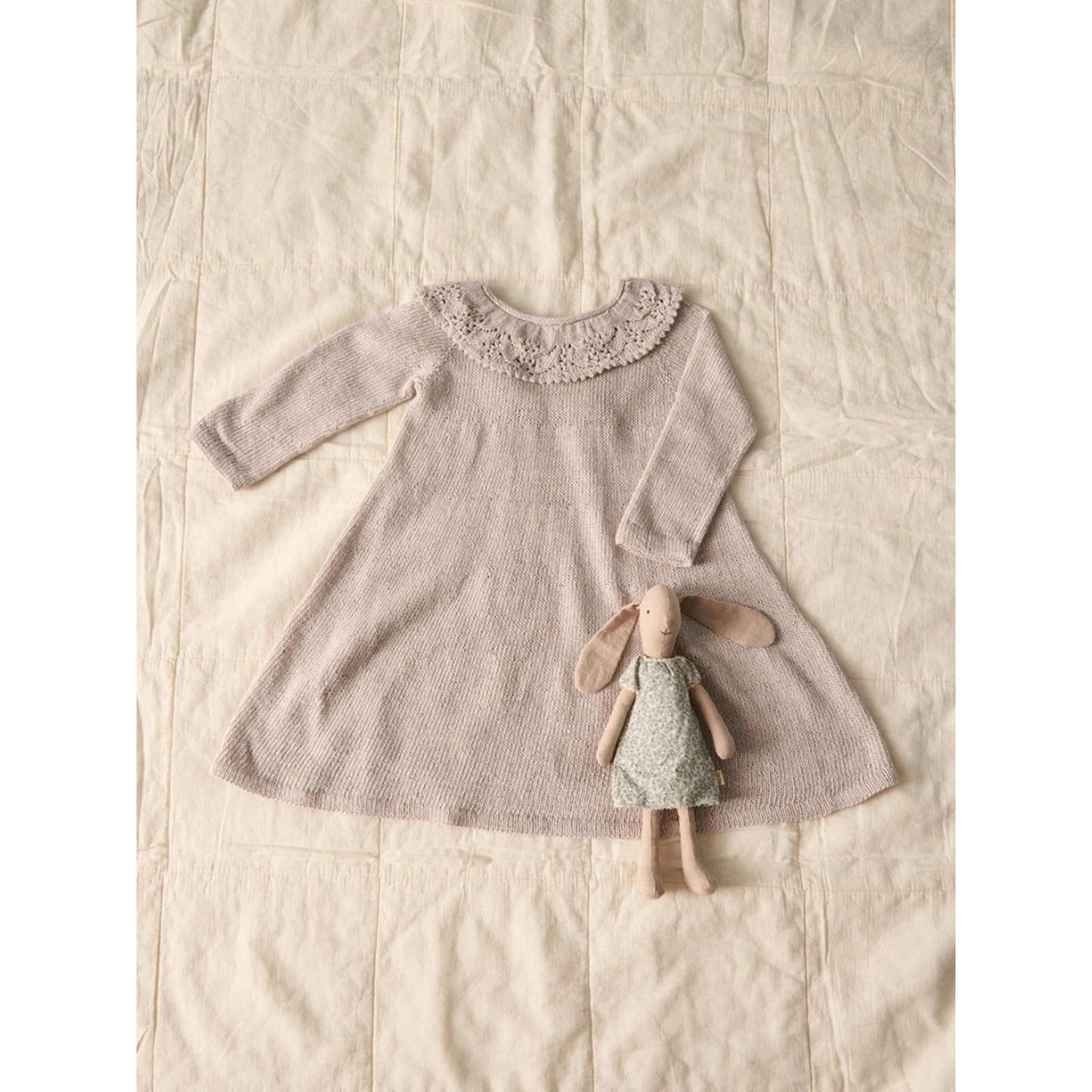 Anleitung (de, en) von © Sandnes - Augustine Kleid, Frühling/Sommer Baby 2304-07
