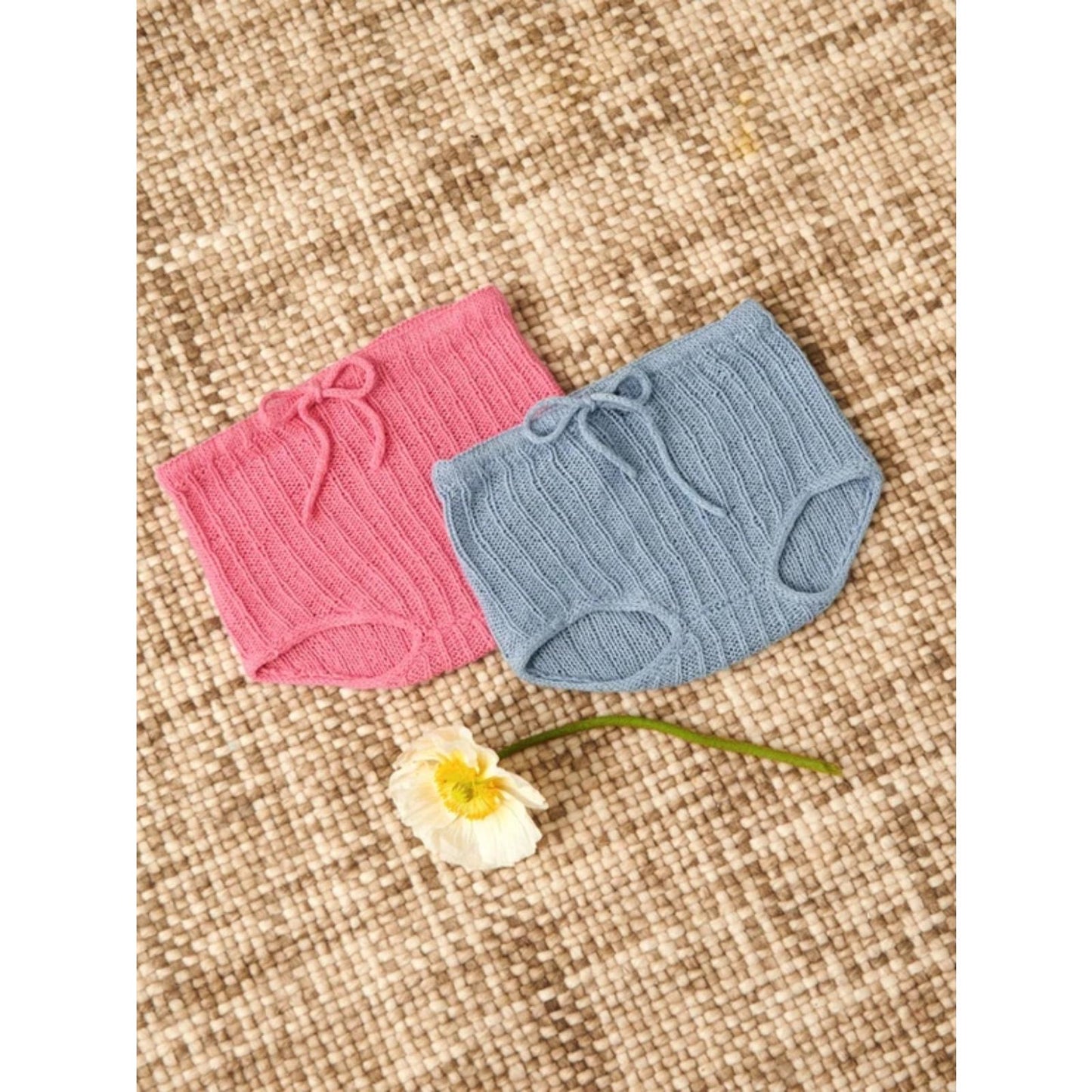 Sandnes Anleitungsheft 2407 Sommer Baby Nr. 5 -Lilja Singlet, Linus Diaper Pants & Bonnet
