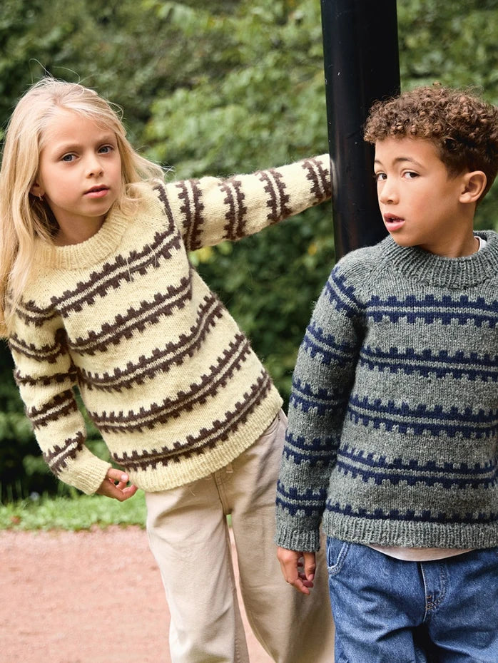 Sandnes Anleitungsheft 2513 Nr. 3 Ridge Sweater Junior