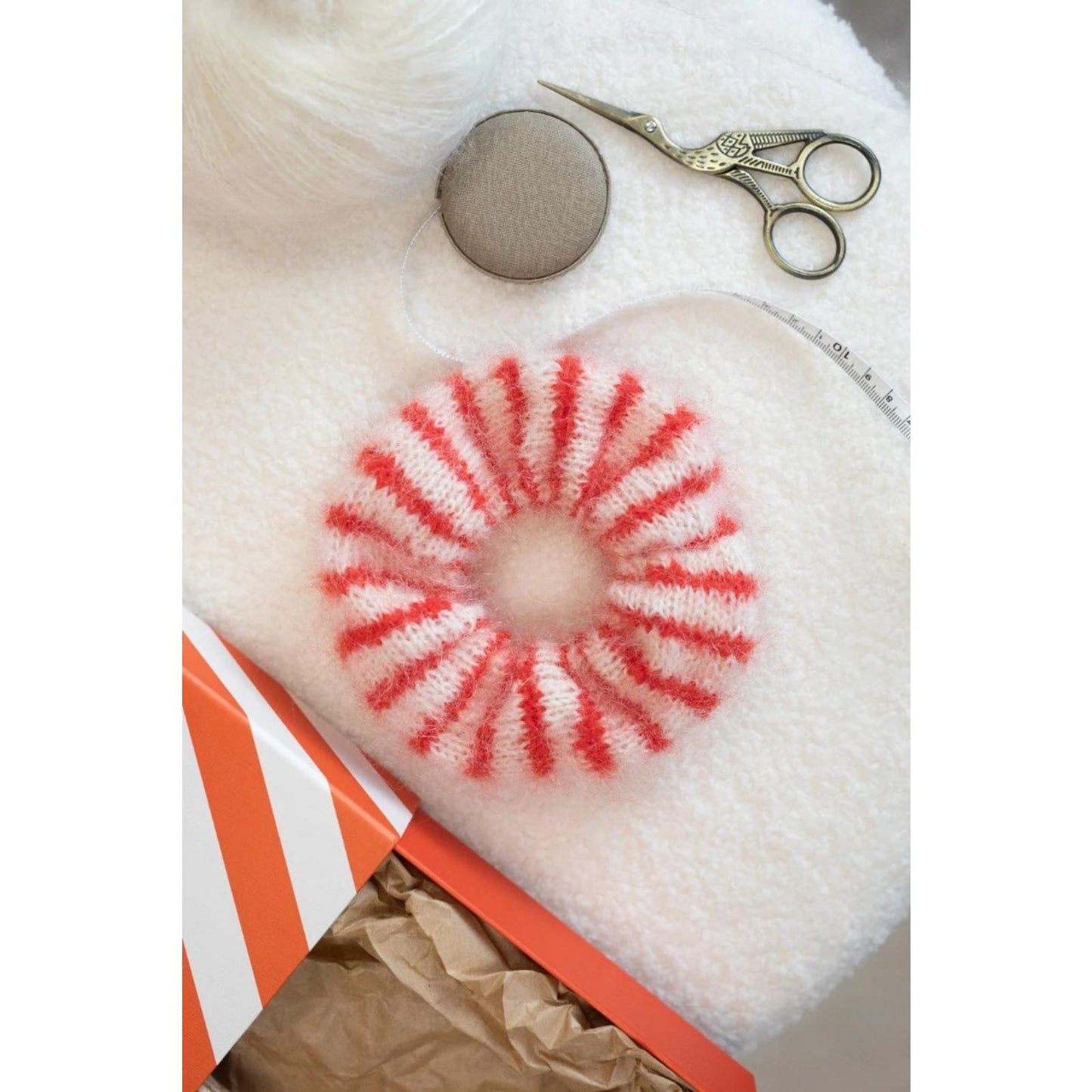 Anleitung (nor, en) von © Sandnes - Knit a Scrunchie, Stricke ein Haargummi