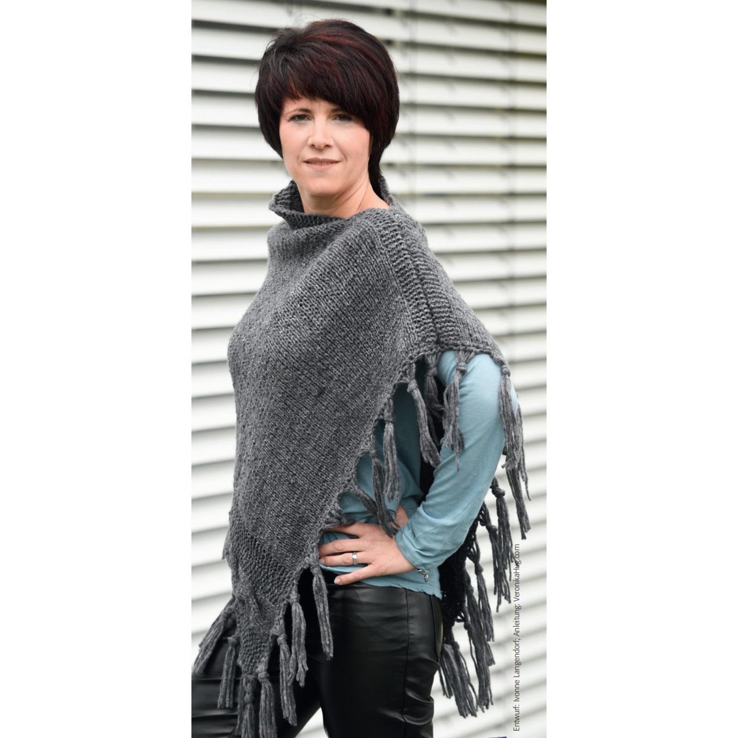 Anleitung (de) von © Woolly Hugs  - Poncho mit Zopfstreifen - 272100-A11