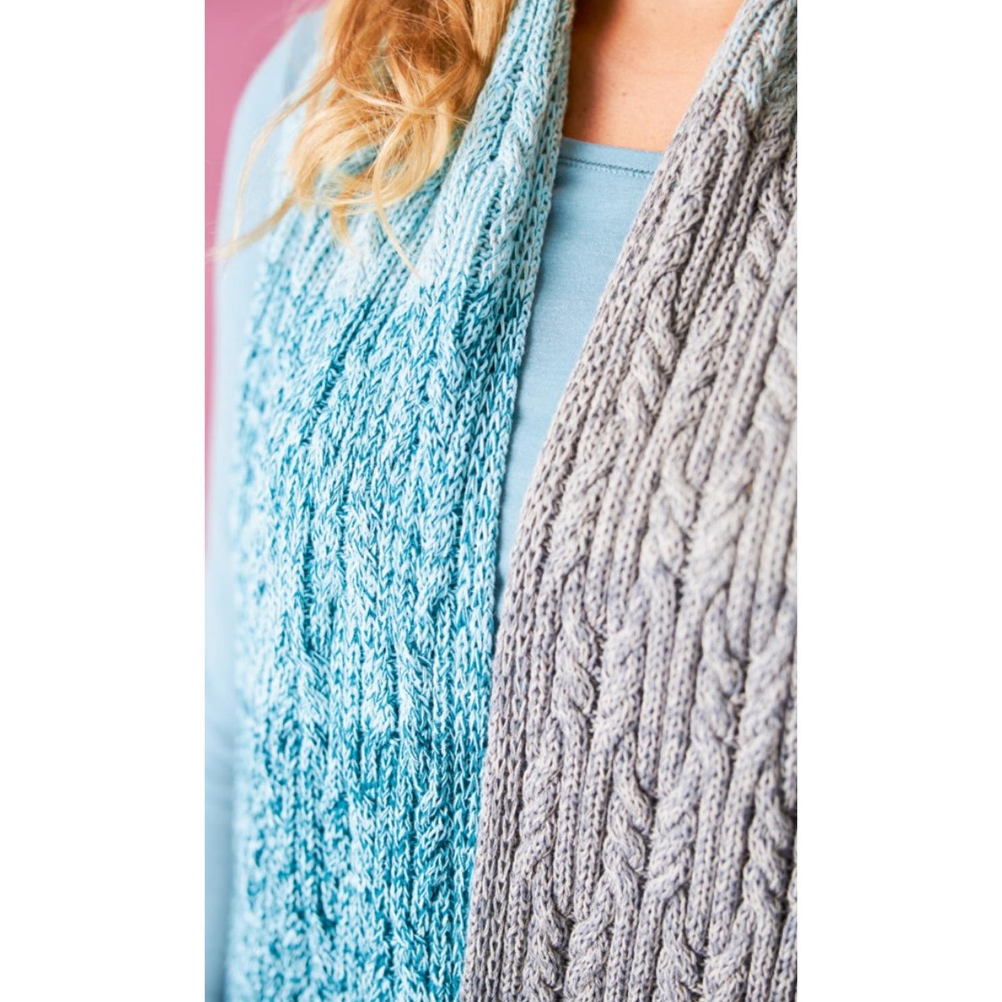 Anleitung (de) von © Woolly Hugs  - Stola Zopfwelten- Maschenwelt 01/24