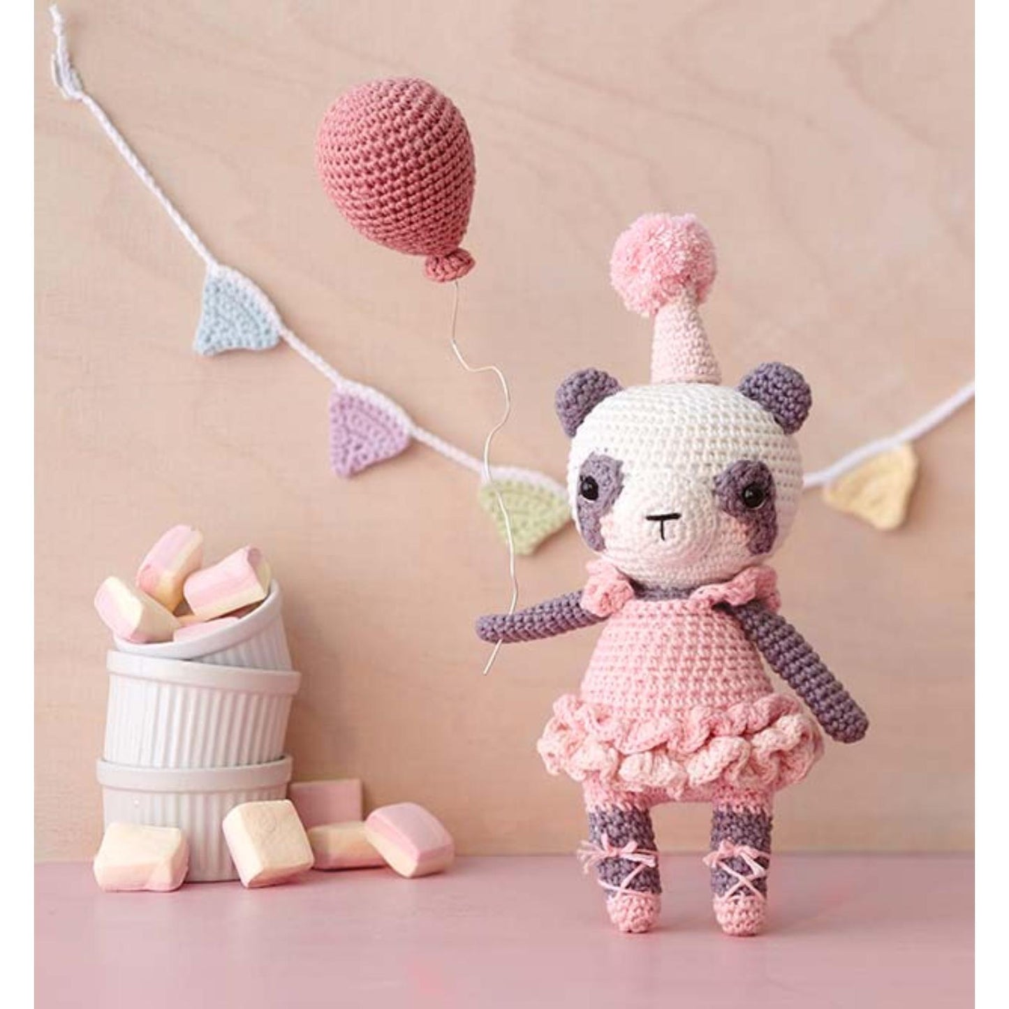Happy Häkelfriends – Niedliche Amigurumis mit Accessoires durchs Jahr (DE)