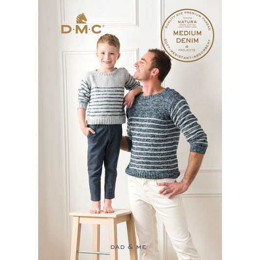 DMC Book Papa und ich, Mann mit Kind (auf einem Hocker), beide gestrickte Pullover an (blau, weiß, gestreift) heller Hintergrund