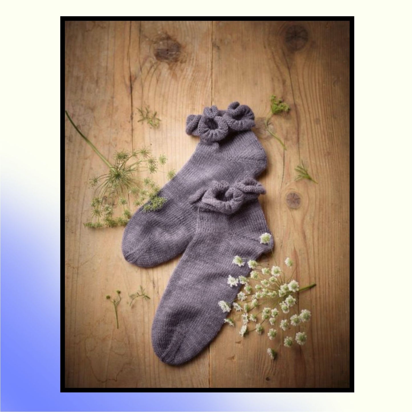 Romantische Socken stricken, Verspielte Socken mit Rüschen, Spitze und Mustern