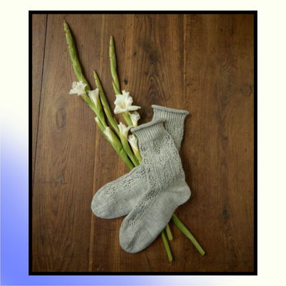 Romantische Socken stricken, Verspielte Socken mit Rüschen, Spitze und Mustern