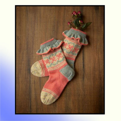 Romantische Socken stricken, Verspielte Socken mit Rüschen, Spitze und Mustern