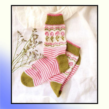 Romantische Socken stricken, Verspielte Socken mit Rüschen, Spitze und Mustern