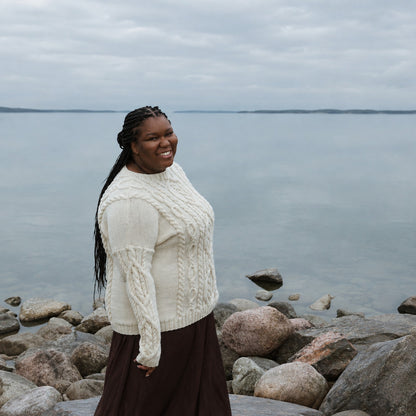 Novita JUURILLA Damen Zopfmusterpullover – Originalanleitung von © Novita