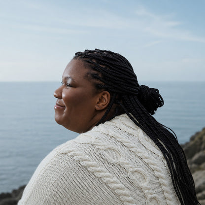 Novita JUURILLA Damen Zopfmusterpullover – Originalanleitung von © Novita