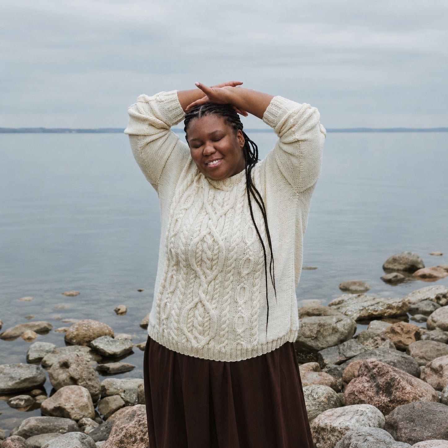 Novita JUURILLA Damen Zopfmusterpullover – Originalanleitung von © Novita